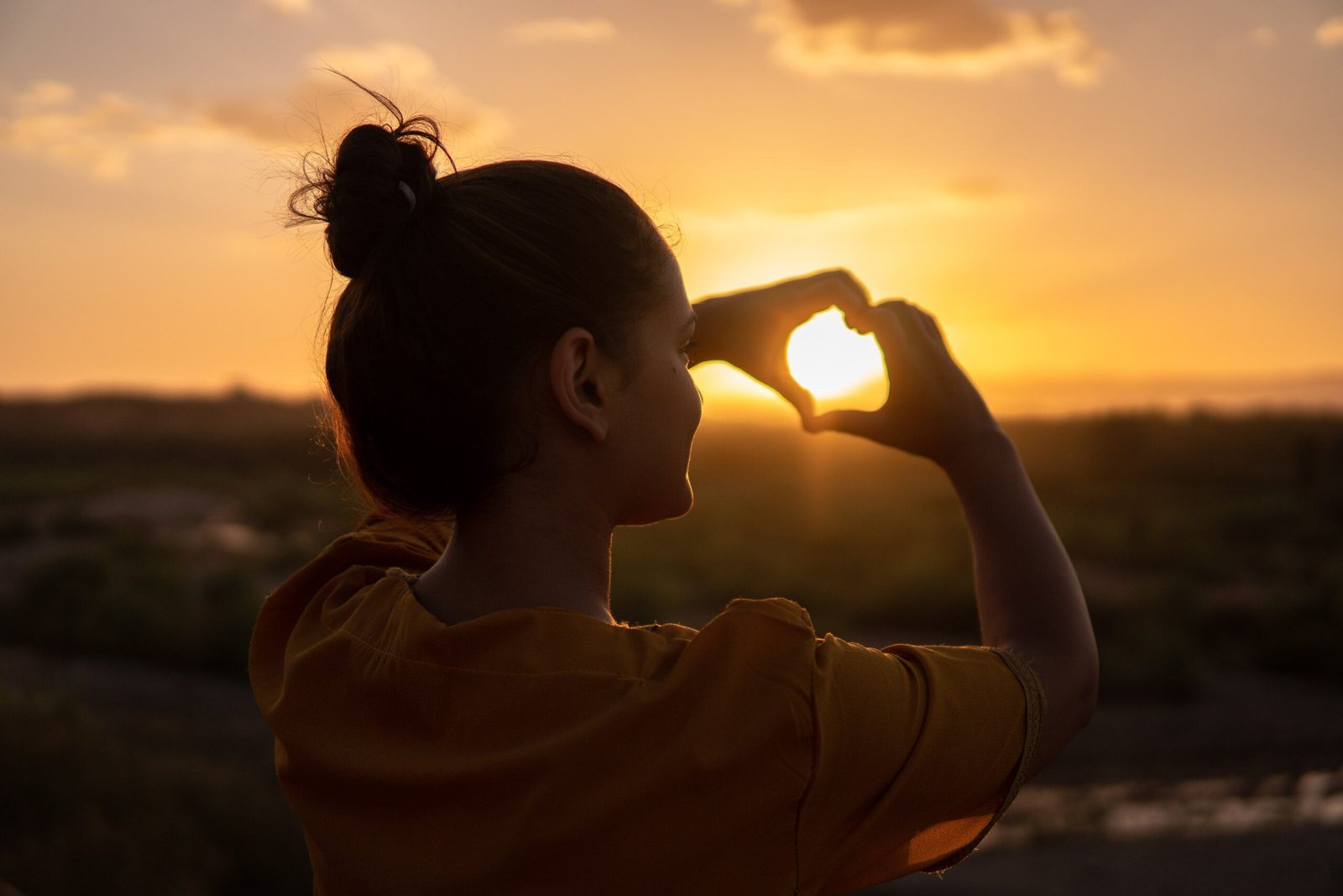 dormire in ostello: ragazza che osserva un tramonto