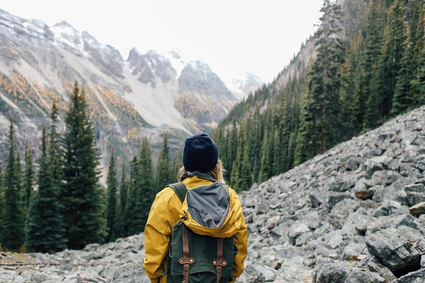 ragazza backpackers che osserva l'infinito