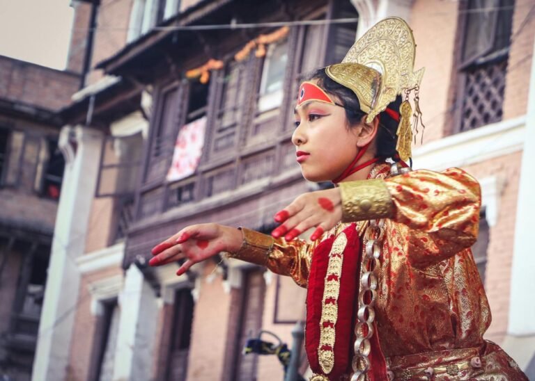 Bambina in costume storico in Nepal