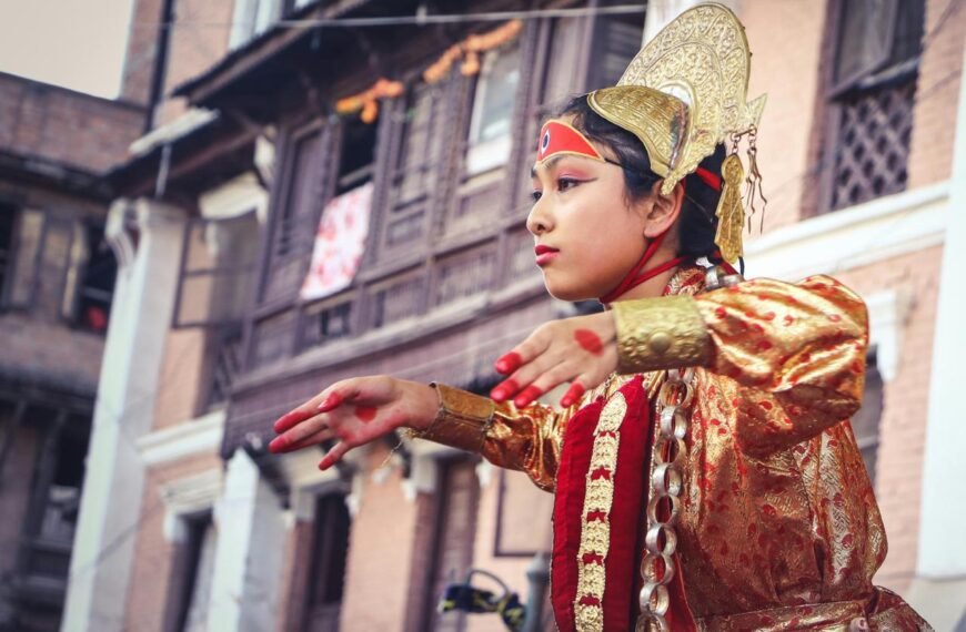 Bambina in costume storico in Nepal