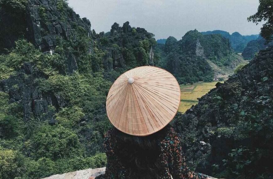 una ragazza di spalle che guarda le montagne