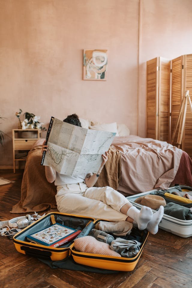 ragazza intenta a guardare una cartina