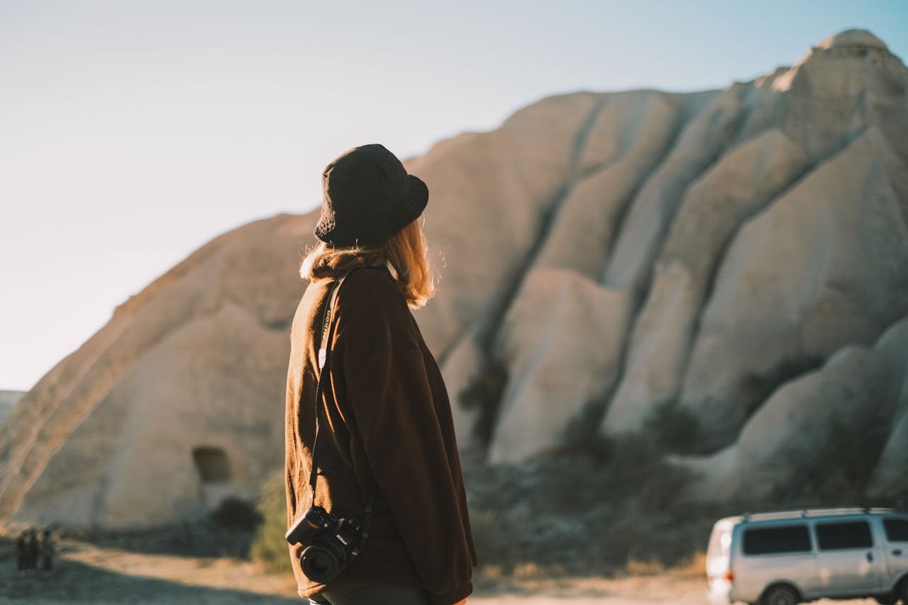 Paura di viaggiare da soli - ragazza in viaggio