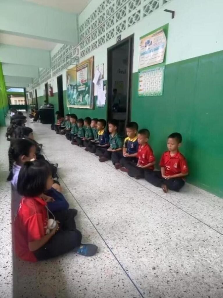 Bambini in una scuola thailandese