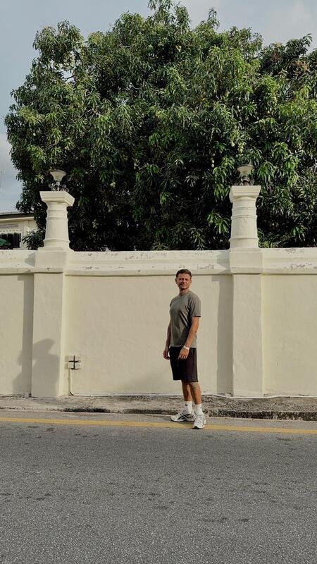 Io a Malacca vista frontale con sfondo un muro