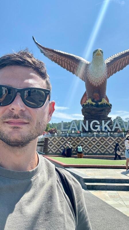 Io sotto la statua centrale di Langkawi