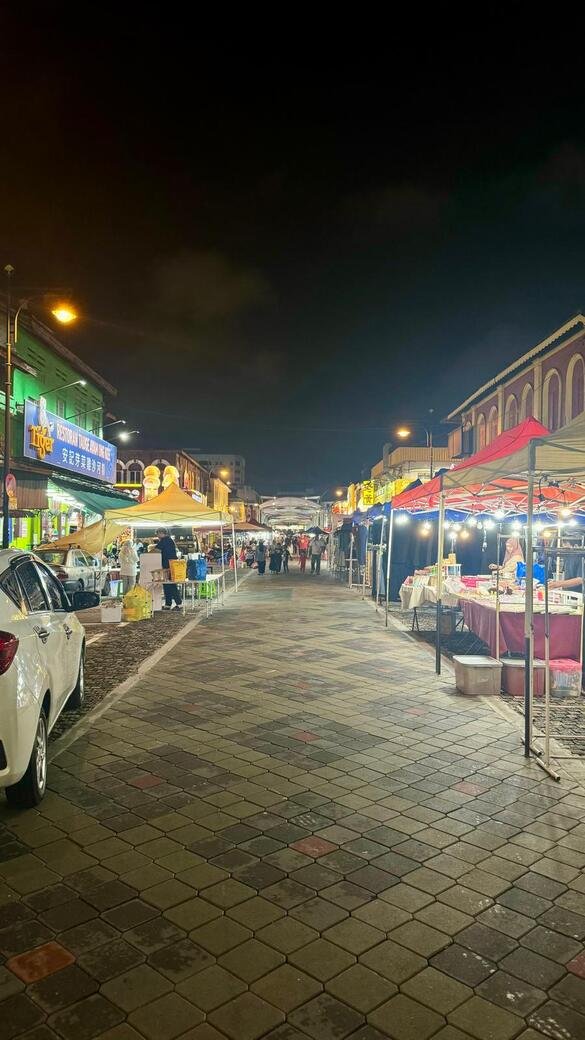 vista sulla strada centrale del mercato notturno