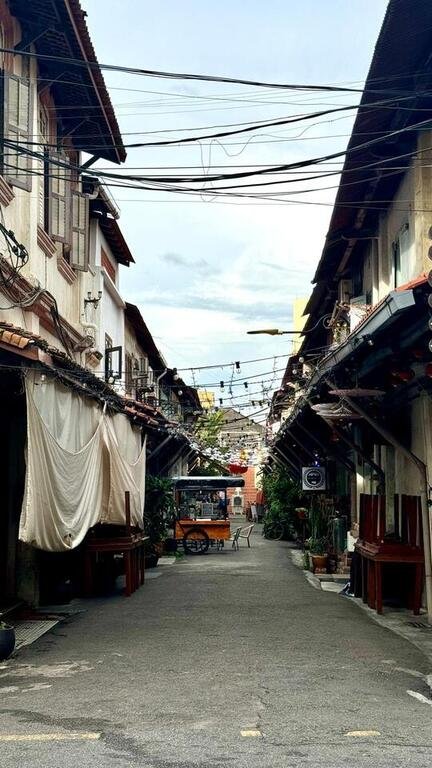 Una strada a Malacca con dei panni stesi