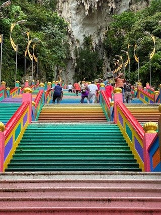 vista sulla scalinata centrale delle Batu Caves