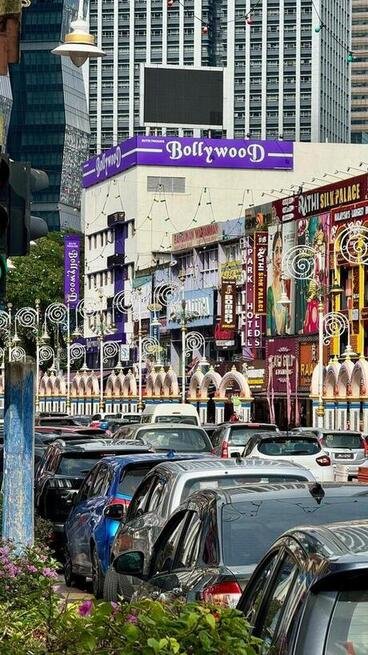 Traffico di auto a Kuala Chinatown