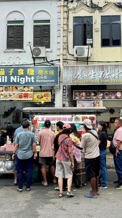 persone in fila ad una bancarella di Street Food Georgtown