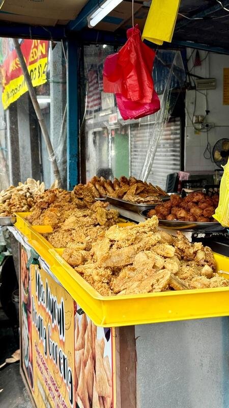 vista su una bancarella di pollo fritto malese