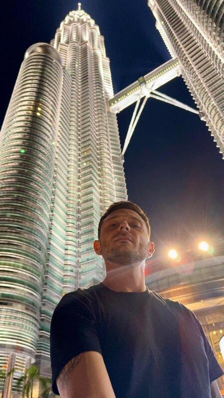 io sotto le Petronas towers