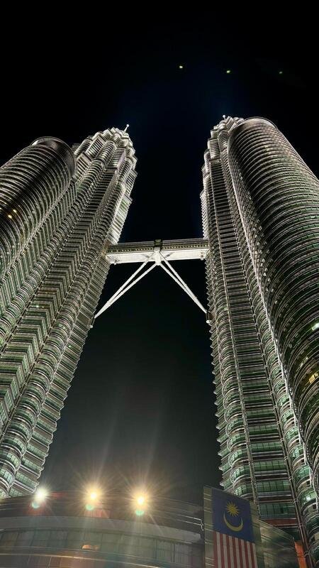 vista di notte delle Petronas twin towers