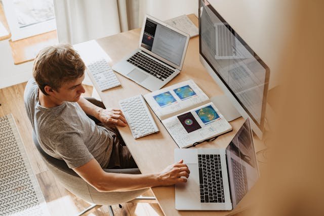 Ragazzo in una scrivania con un computer